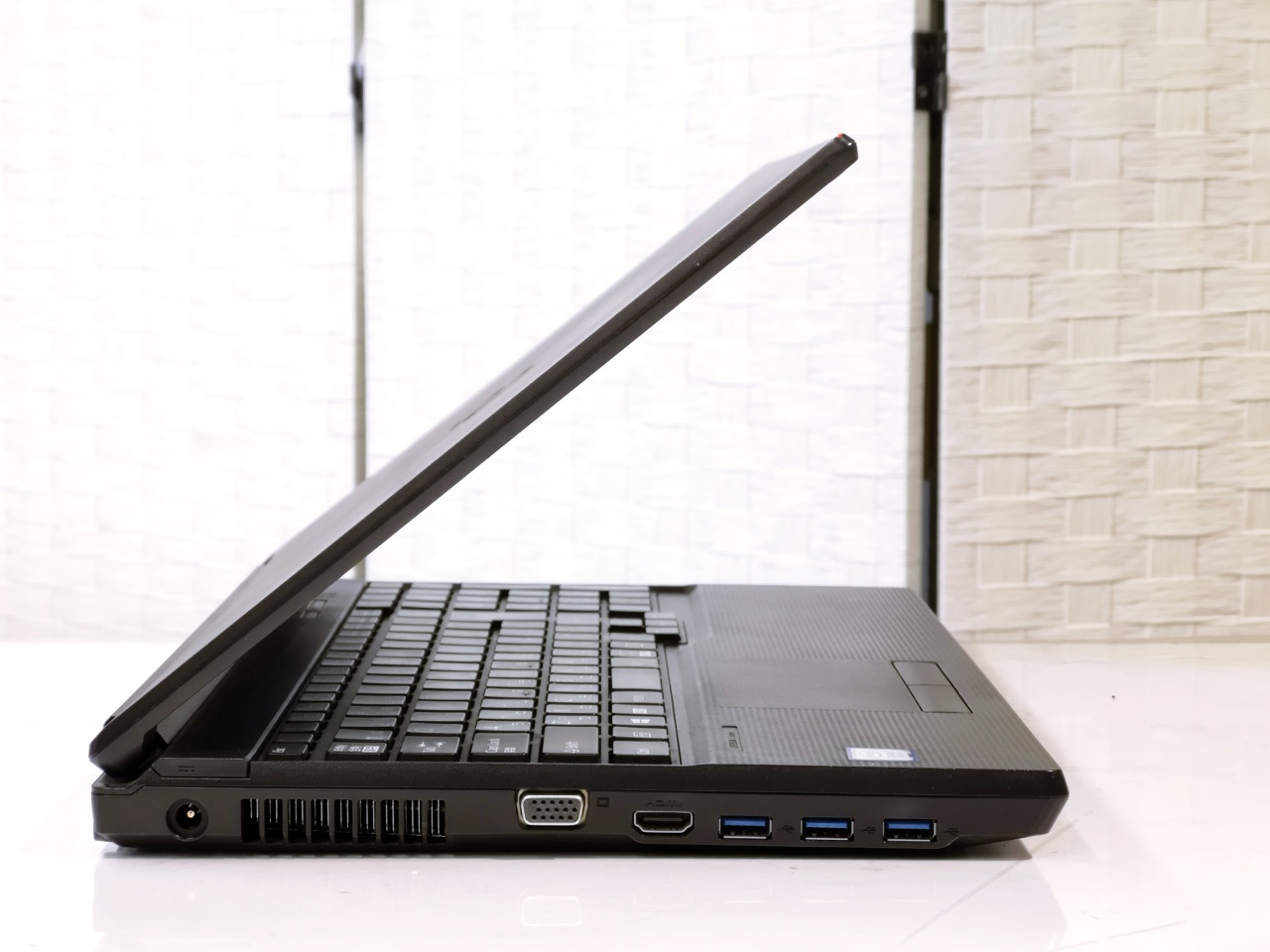 富士通 LIFEBOOK A577/SW - 画像 (4)